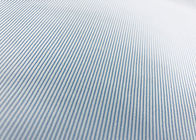 Lavori il tessuto 100% della camicia del poliestere 130GSM/le bande blu tricottate filo di ordito casuale del tessuto