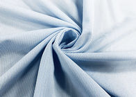 Lavori il tessuto 100% della camicia del poliestere 130GSM/le bande blu tricottate filo di ordito casuale del tessuto