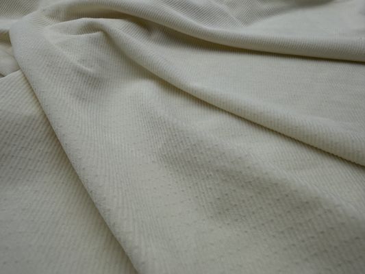 Prova il comfort e la durata del tessuto di velluto microelastico per i tuoi vestiti