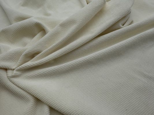 Prova il comfort e la durata del tessuto di velluto microelastico per i tuoi vestiti